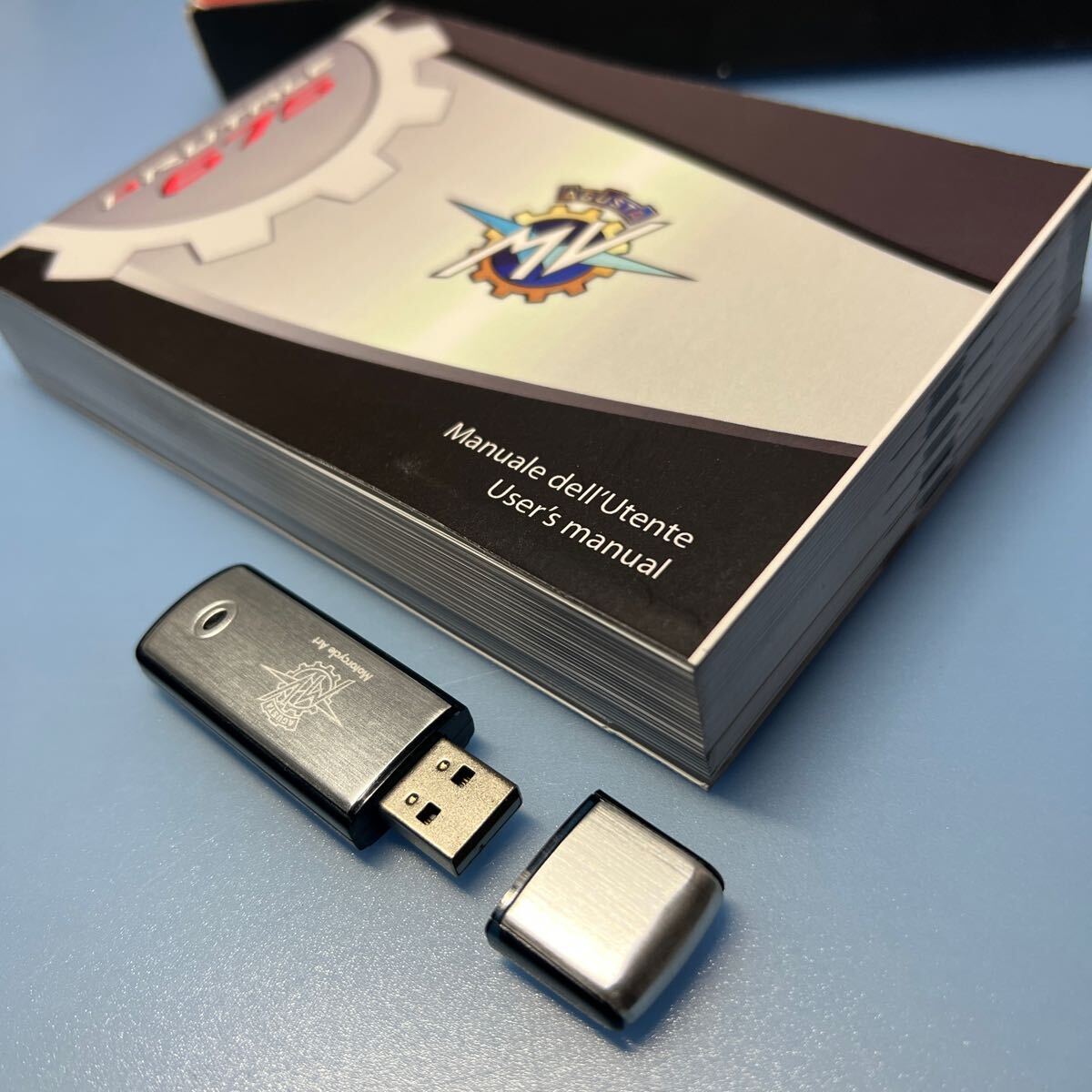 ★MVアグスタ　ブルターレ 675　オーナーズマニュアル　配線図付き　USBメモリ付き　（伊語/英語/仏語/独語/西語） 《送料無料》_画像2