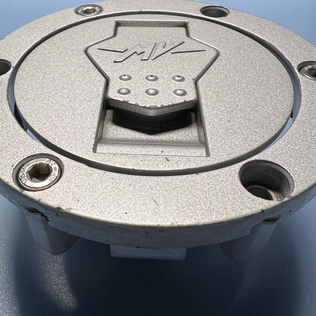 ★MVアグスタ F3 800？　純正　タンクキャップ　キー無し 《送料無料》_画像2