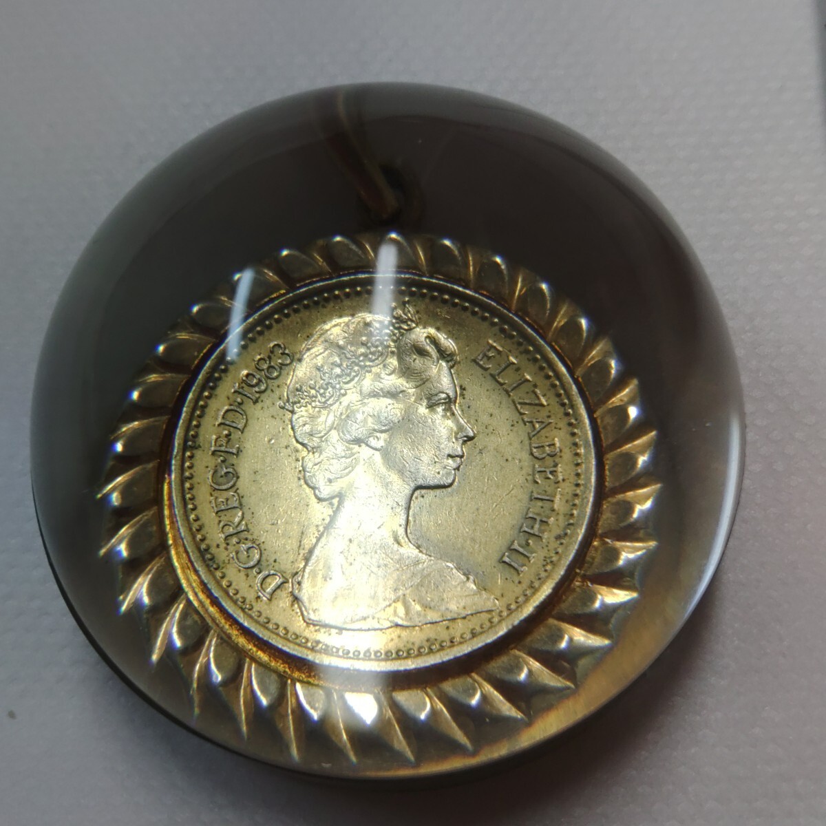英国のエリザベス2世の1ポンド硬貨【コインペンダント】Loopet 88携帯用ルーペ付属_画像1