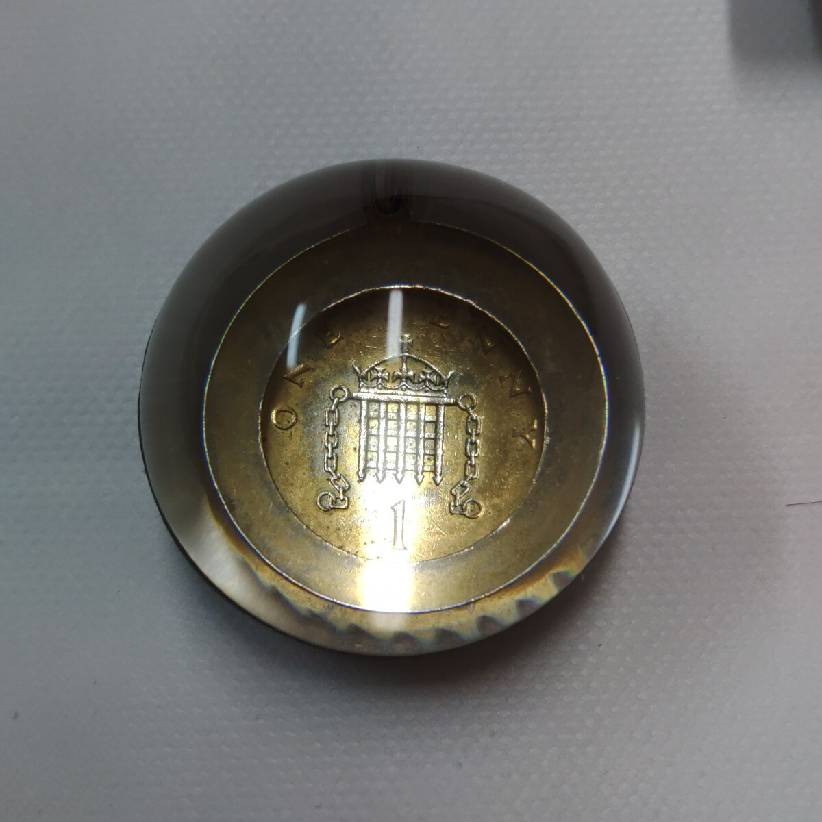 英国のエリザベス2世の1ポンド硬貨【コインペンダント】Loopet 88携帯用ルーペ付属_画像2