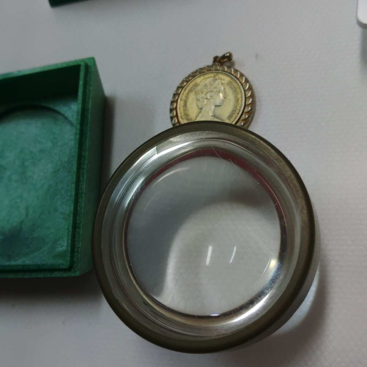 英国のエリザベス2世の1ポンド硬貨【コインペンダント】Loopet 88携帯用ルーペ付属_画像6