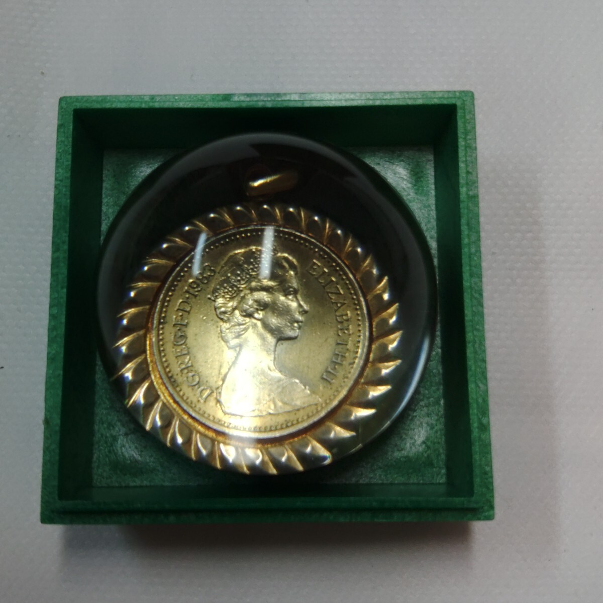 英国のエリザベス2世の1ポンド硬貨【コインペンダント】Loopet 88携帯用ルーペ付属_画像7