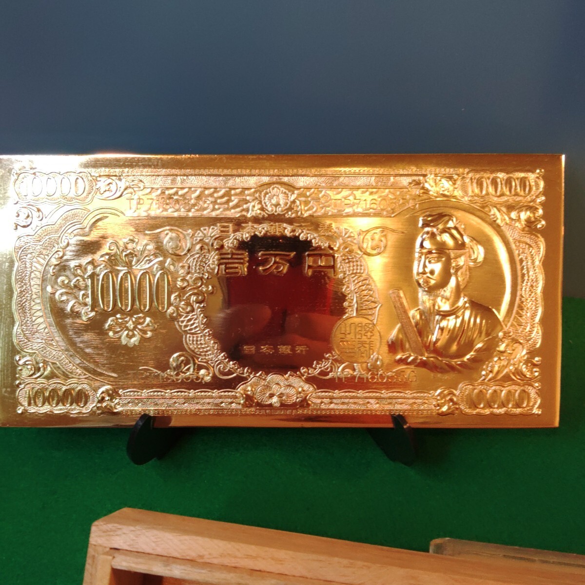 10,000円札を模した金色の工芸品及び金杯 24KGP 銀杯_画像2