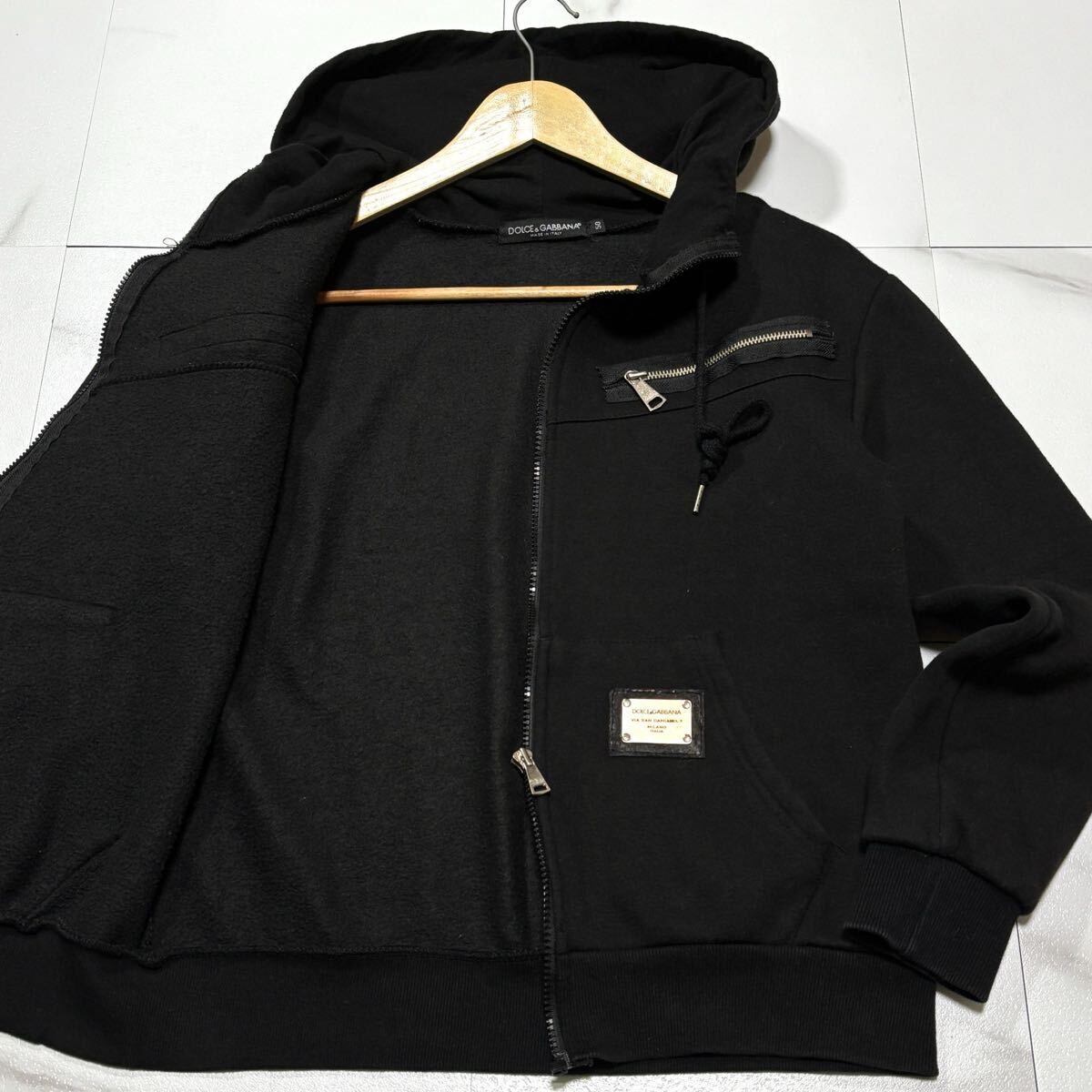 極美品/ Lサイズ DOLCE&GABBANA ドルチェアンドガッバーナ パーカー ジップアップ 刻印ロゴプレート ブラック 黒 50サイズ_画像1