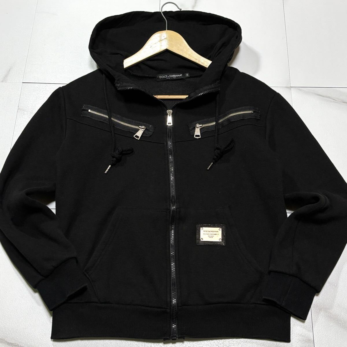 極美品/ Lサイズ DOLCE&GABBANA ドルチェアンドガッバーナ パーカー ジップアップ 刻印ロゴプレート ブラック 黒 50サイズ_画像2