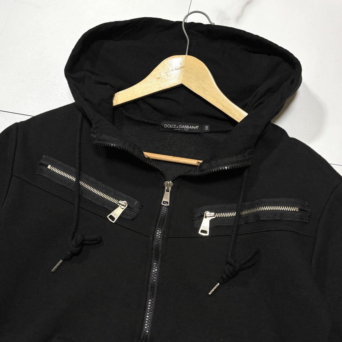 極美品/ Lサイズ DOLCE&GABBANA ドルチェアンドガッバーナ パーカー ジップアップ 刻印ロゴプレート ブラック 黒 50サイズ_画像3