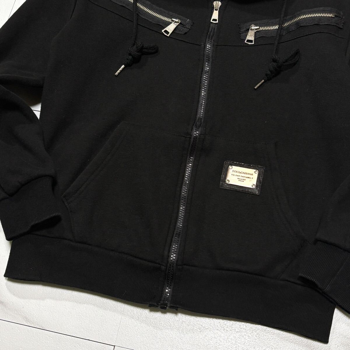 極美品/ Lサイズ DOLCE&GABBANA ドルチェアンドガッバーナ パーカー ジップアップ 刻印ロゴプレート ブラック 黒 50サイズ_画像4