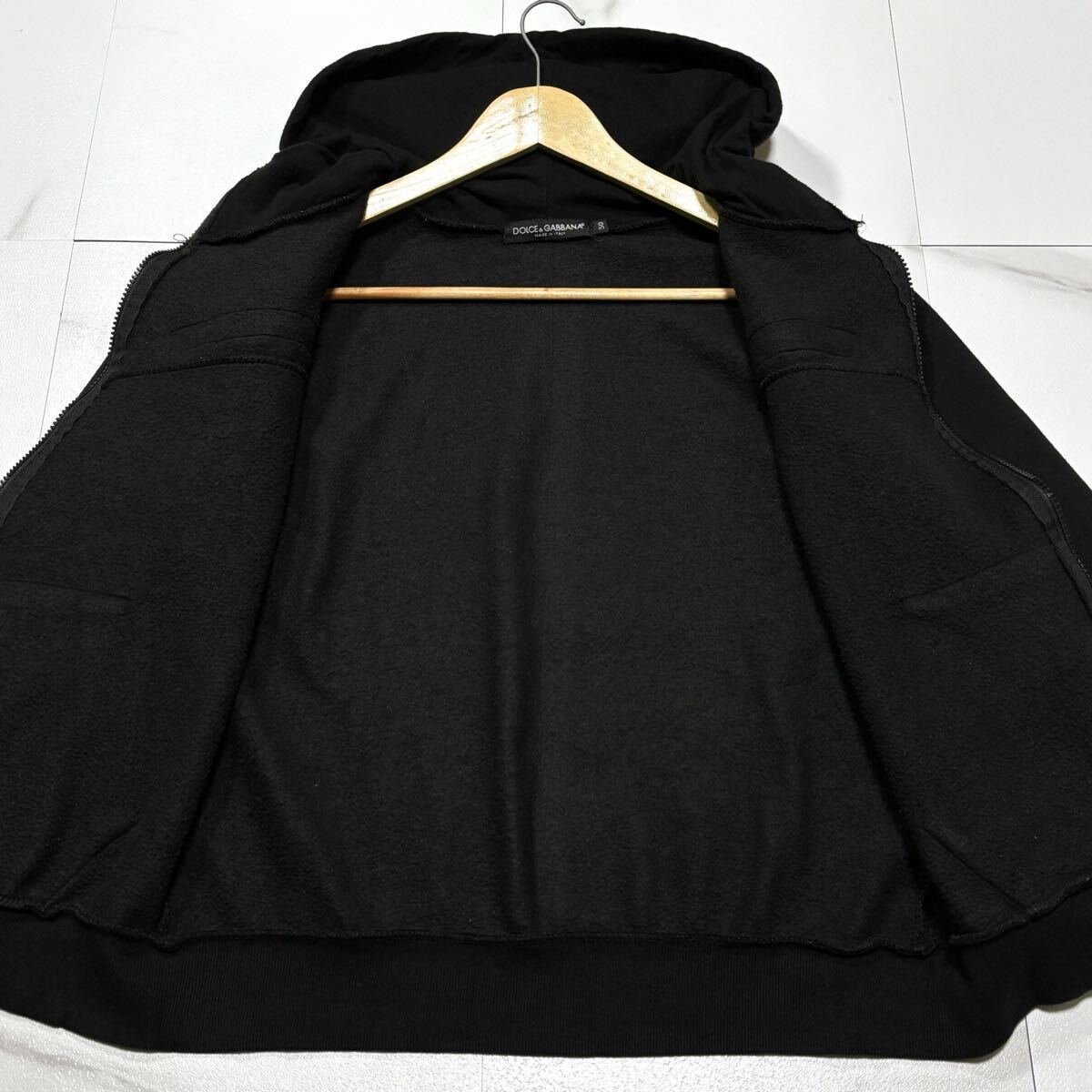 極美品/ Lサイズ DOLCE&GABBANA ドルチェアンドガッバーナ パーカー ジップアップ 刻印ロゴプレート ブラック 黒 50サイズ_画像5