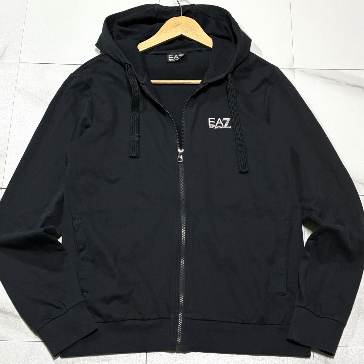 美品/ Lサイズ相当 EMPORIO ARMANI エンポリオ アルマーニ パーカー EA7 ジップアップ イーグルロゴ ブラック 黒_画像2
