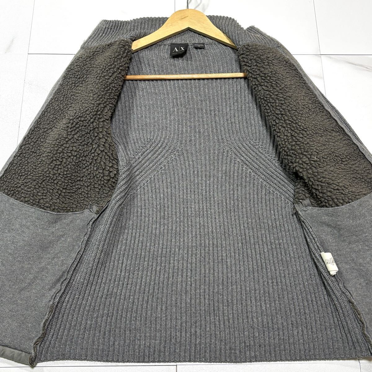 極美品● ARMANI EXCHANGE アルマーニエクスチェンジ ドライバーズニット フェイク ムートン ジャケット ブランドロゴ グレー Mサイズ相当_画像4