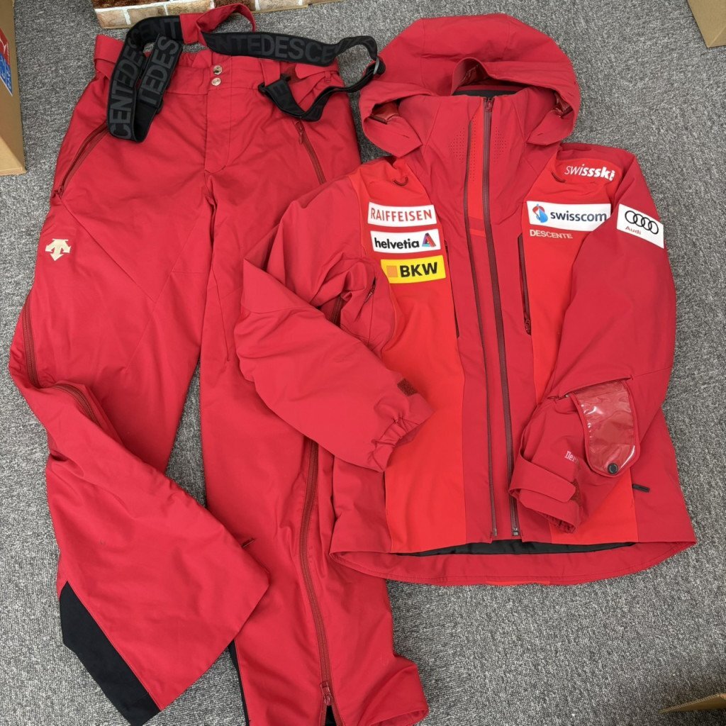 ●DESCENTE デサント 2022-2023 スイスチームレプリカモデル スキーウェア 上下セット M寸 HS209241_画像1