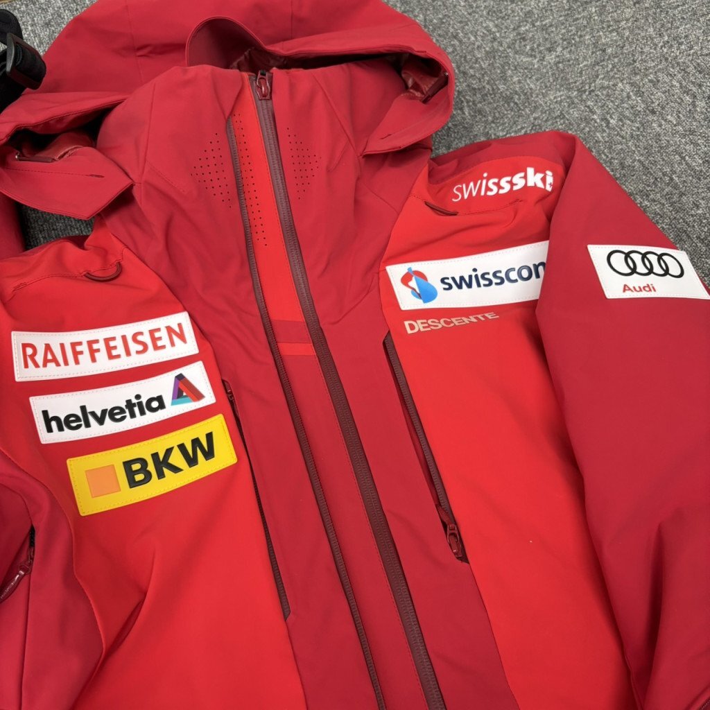●DESCENTE デサント 2022-2023 スイスチームレプリカモデル スキーウェア 上下セット M寸 HS209241_画像2