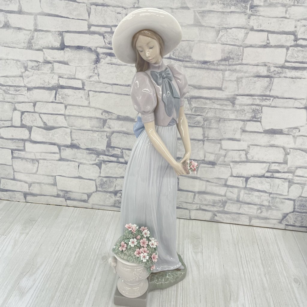 ▲LLADRO リヤドロ ブーケを持つ美女 陶芸 アンティーク 中古品 現状品 インテリア 置物 KN203863_画像1