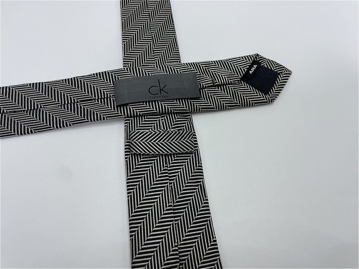 【超美品】CalvinKlein　カルバンクライン　レジメンタル柄 ネクタイ 3本以上 送料無料 メンズ ブラック系　ナロータイ　1004254_画像2