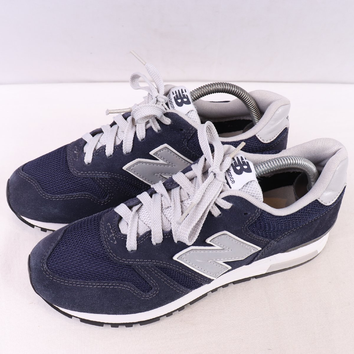 565 ニューバランス 26.0cm/new balance 紺 ネイビー 銀 シルバー 中古 古着 メンズ スニーカー yy7331_画像1