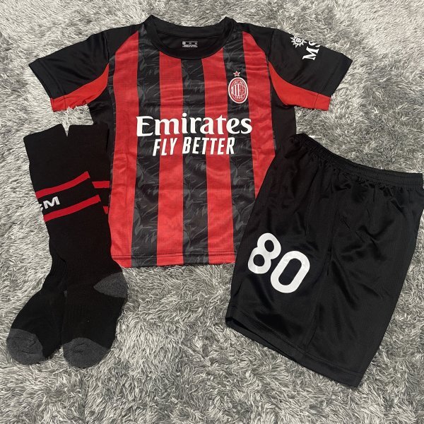 ★子供150cm★ ロナウジーニョ ＡＣミラン サッカーユニフォーム 新品　レジェンド選手　限定版_画像2