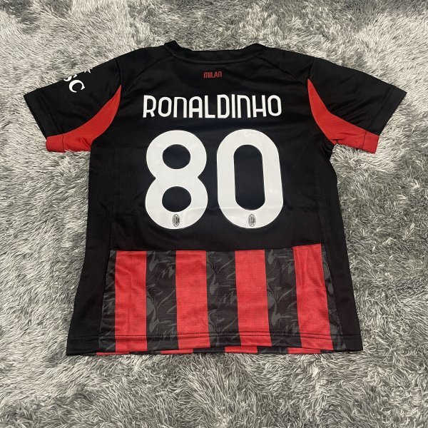 ★子供150cm★ ロナウジーニョ ＡＣミラン サッカーユニフォーム 新品　レジェンド選手　限定版_画像3