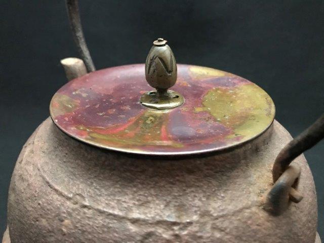 【蔵出】★名人『畠春斎』蕾摘 斑紫銅蓋 荒肌 羽根付 手取 釜形 鉄瓶★茶道具/安之介/雨宮/大國/寒雉/忠三朗/亀文堂金寿堂龍文堂光玉堂南部_画像3