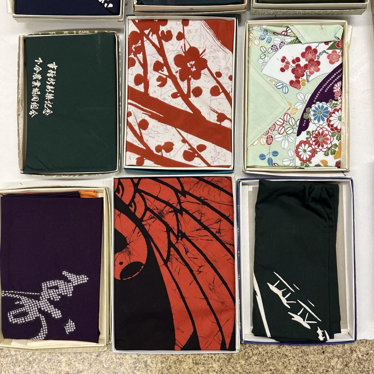 【ヤ100】 ① 風呂敷 袱紗 ちりめん 中判 大判 和装小物 綿 小物 ナイロン 絹 箱入り 箱無し 未使用品 中古品 32点 いろいろまとめて_画像3