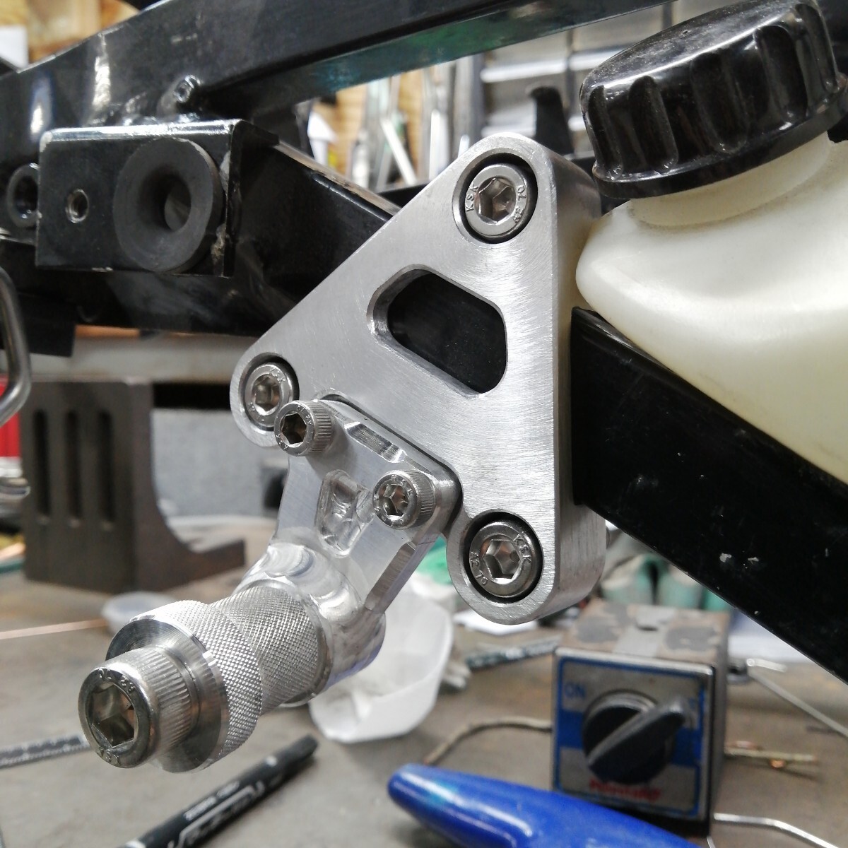 GPZ900R マフラーステー　サイレンサーステー　リザーバータンクステー等にも　アイデア次第で色々活用できます_画像7