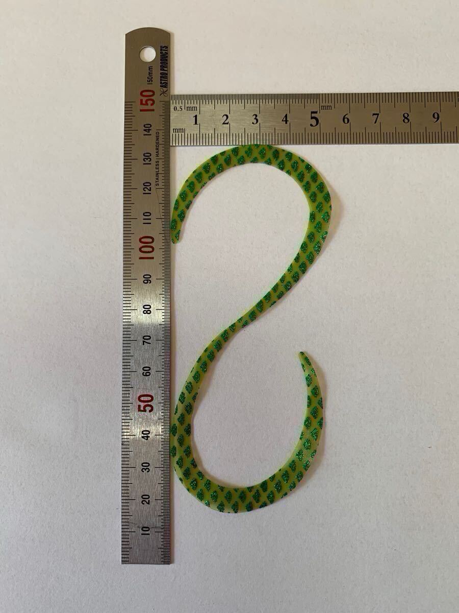 タイラバ　8本　3本針仕様　シリコン製カーリーネクタイ　ゴールドオーロラスカート_画像4