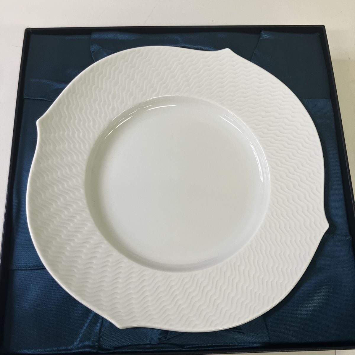 Z030-HR1-402 Meissen マイセン 波の戯れ ホワイト 29470 箱付き直径約19㎝ 深さ約2.5㎝ 洋食器 プレート 皿 HA_画像2