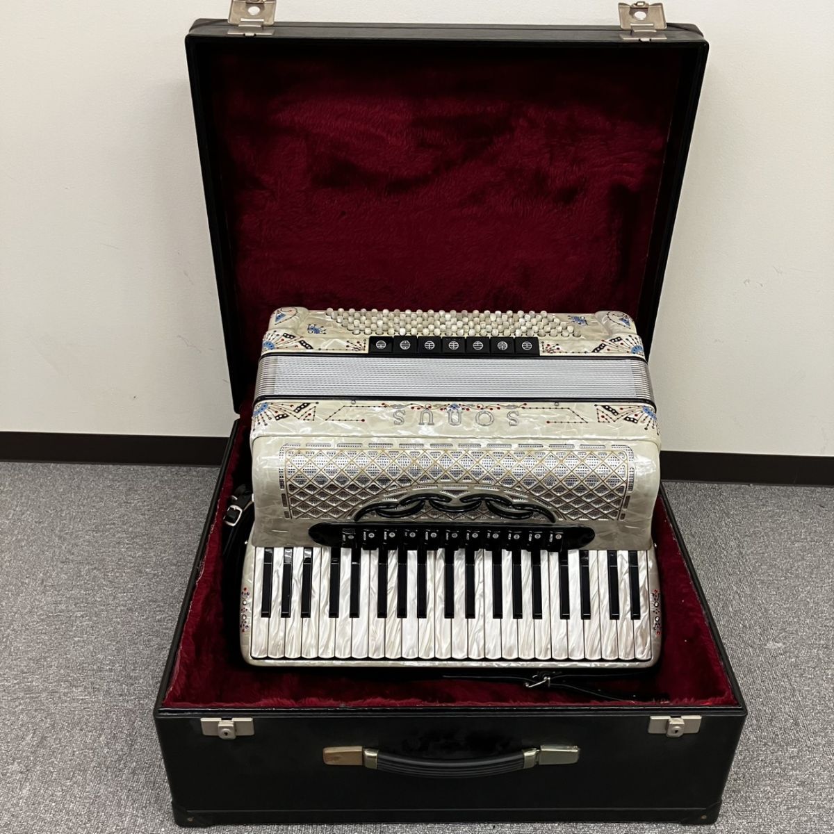 B010-HR4-70 SONAS ソナス ボタンアコーディオン 音出確認済 ケース付き ホワイトカラー アコーディオン 蛇腹楽器 鍵盤楽器 HA_画像1