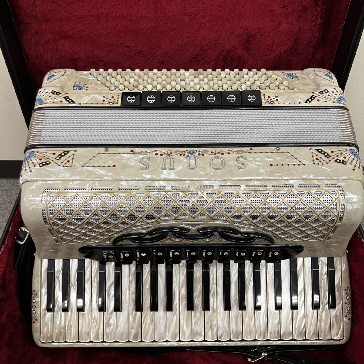 B010-HR4-70 SONAS ソナス ボタンアコーディオン 音出確認済 ケース付き ホワイトカラー アコーディオン 蛇腹楽器 鍵盤楽器 HA_画像2