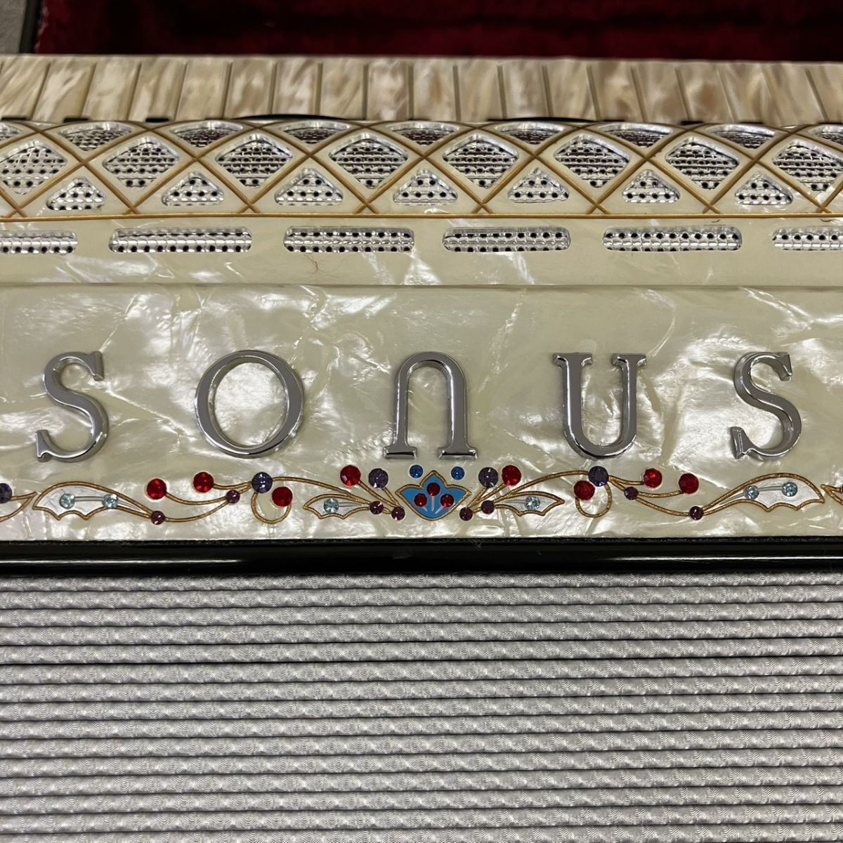 B010-HR4-70 SONAS ソナス ボタンアコーディオン 音出確認済 ケース付き ホワイトカラー アコーディオン 蛇腹楽器 鍵盤楽器 HA_画像6