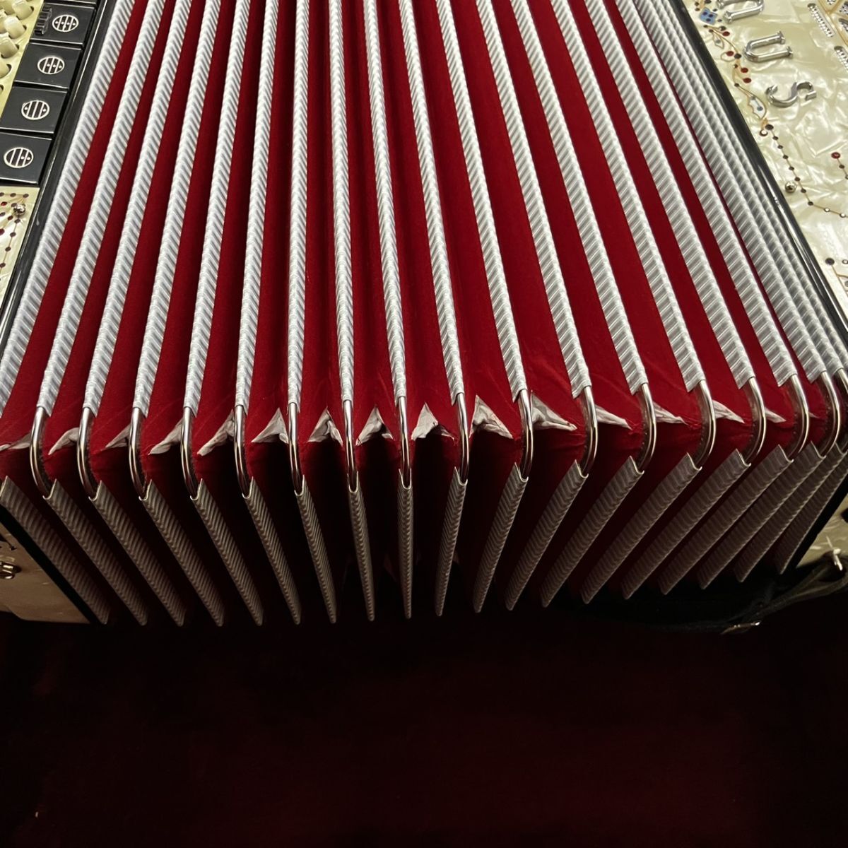 B010-HR4-70 SONAS ソナス ボタンアコーディオン 音出確認済 ケース付き ホワイトカラー アコーディオン 蛇腹楽器 鍵盤楽器 HA_画像7