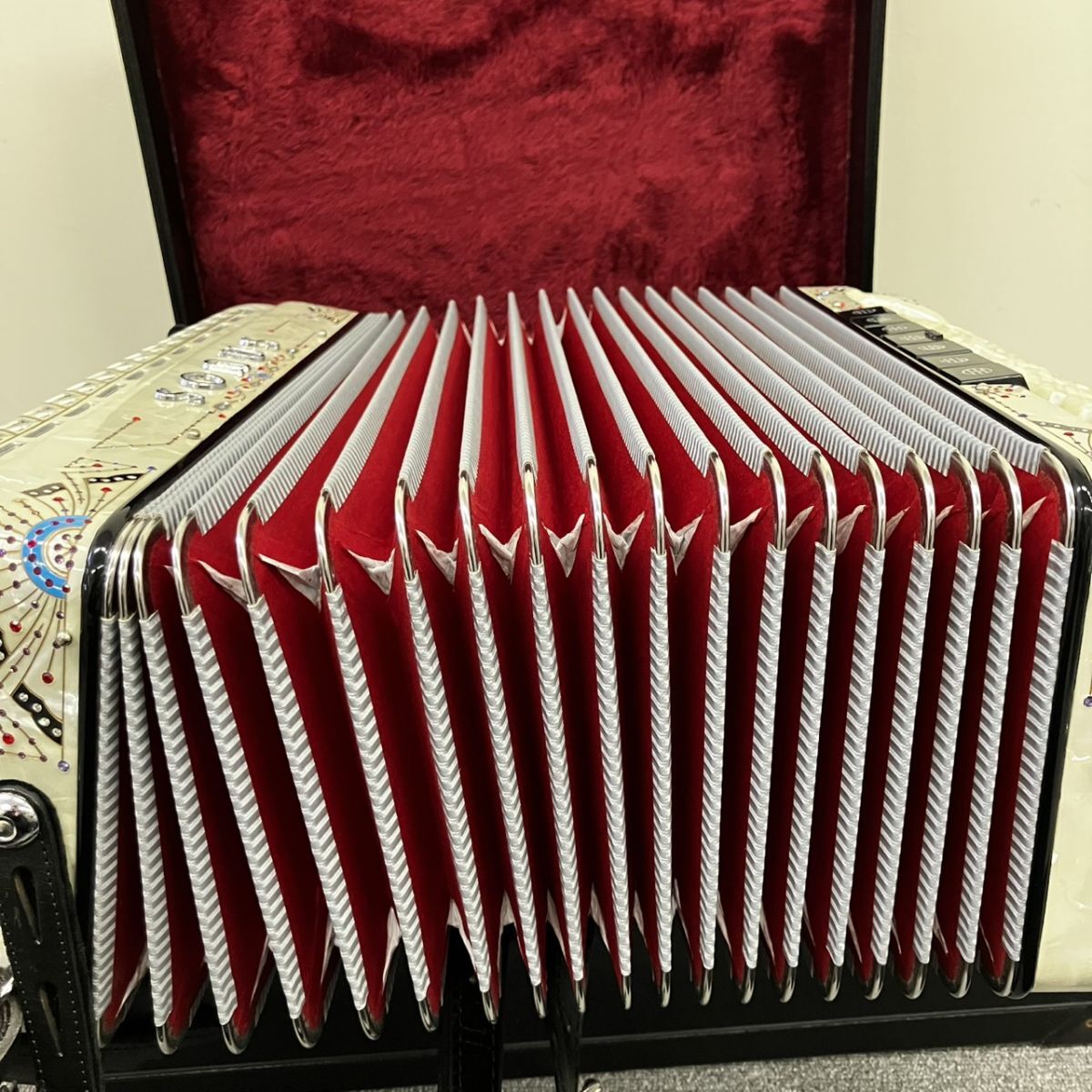 B010-HR4-70 SONAS ソナス ボタンアコーディオン 音出確認済 ケース付き ホワイトカラー アコーディオン 蛇腹楽器 鍵盤楽器 HA_画像8