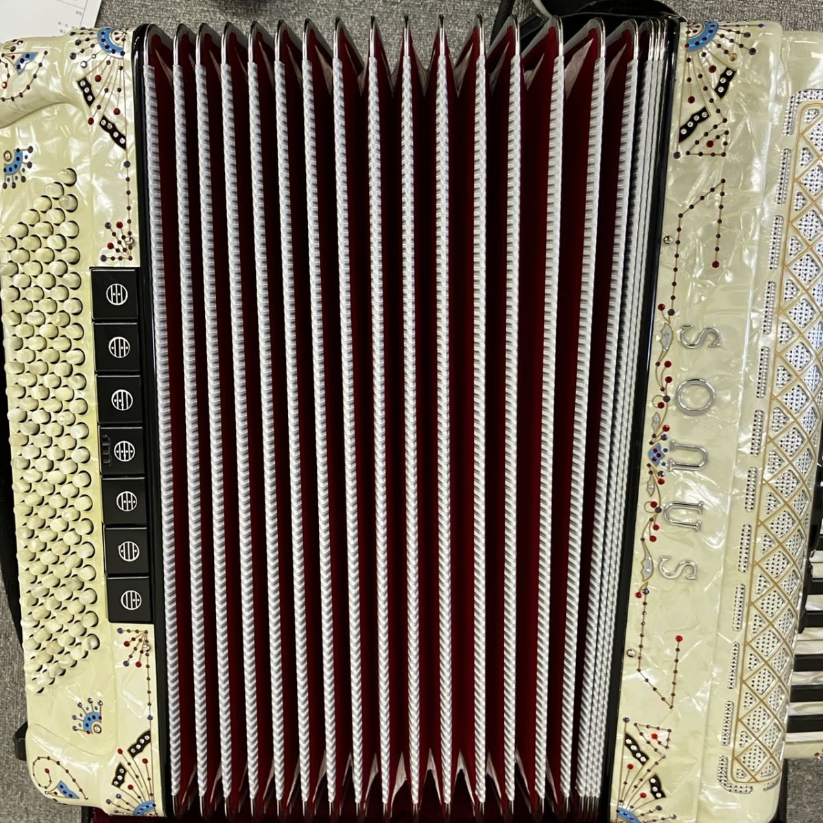 B010-HR4-70 SONAS ソナス ボタンアコーディオン 音出確認済 ケース付き ホワイトカラー アコーディオン 蛇腹楽器 鍵盤楽器 HA_画像9