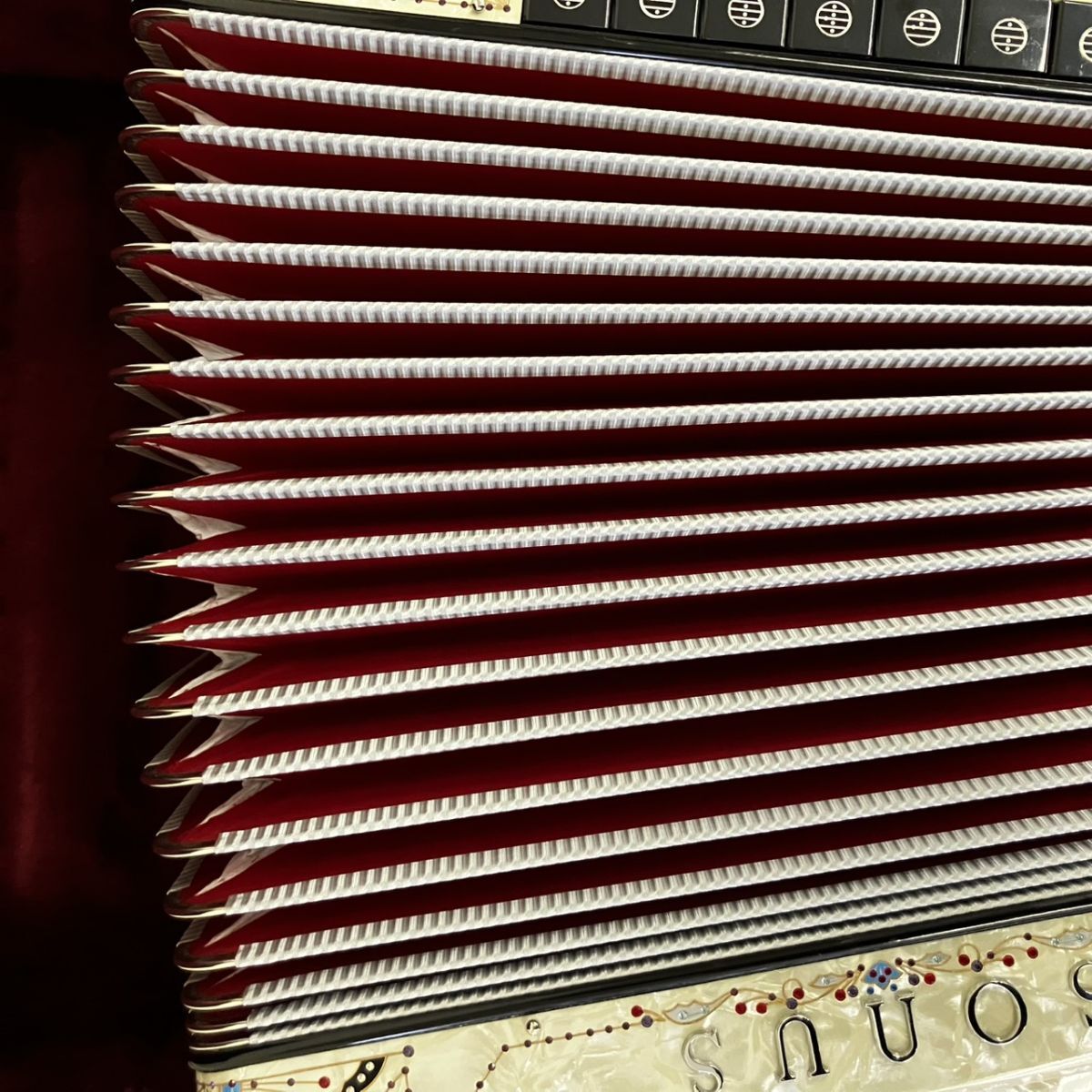 B010-HR4-70 SONAS ソナス ボタンアコーディオン 音出確認済 ケース付き ホワイトカラー アコーディオン 蛇腹楽器 鍵盤楽器 HA_画像10