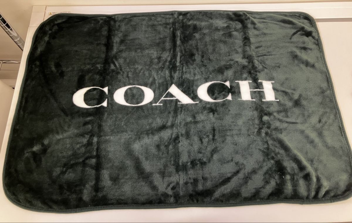 Z003-HR1-428 COACH コーチ ロゴ ブランケット ひざ掛け 帯付き 縦約60㎝ 横約90㎝ グリーン 緑 ノベルティグッズ HA_画像2