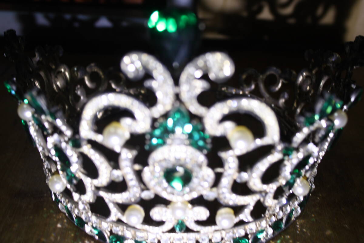 エンタメ　劇、芝居等　小道具　ピカピカ反射　金属　王冠　＆　ティアラ　セット　フリーサイズ　並品　現状_画像1