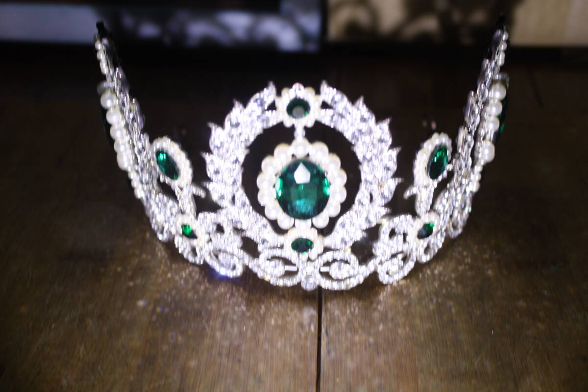 エンタメ　劇、芝居等　小道具　ピカピカ反射　金属　王冠　＆　ティアラ　セット　フリーサイズ　並品　現状_画像2