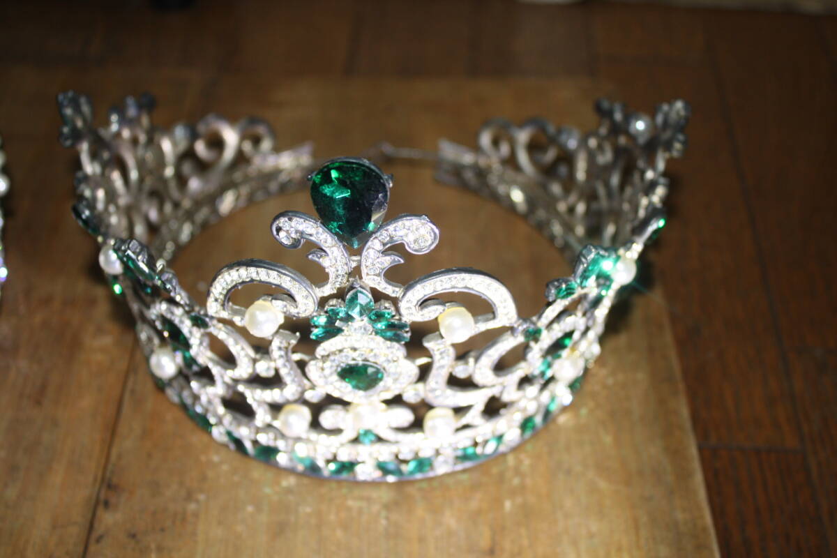 エンタメ　劇、芝居等　小道具　ピカピカ反射　金属　王冠　＆　ティアラ　セット　フリーサイズ　並品　現状_画像3