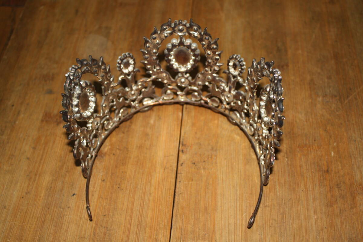 エンタメ　劇、芝居等　小道具　ピカピカ反射　金属　王冠　＆　ティアラ　セット　フリーサイズ　並品　現状_画像4