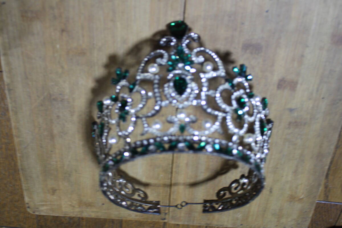 エンタメ　劇、芝居等　小道具　ピカピカ反射　金属　王冠　＆　ティアラ　セット　フリーサイズ　並品　現状_画像5