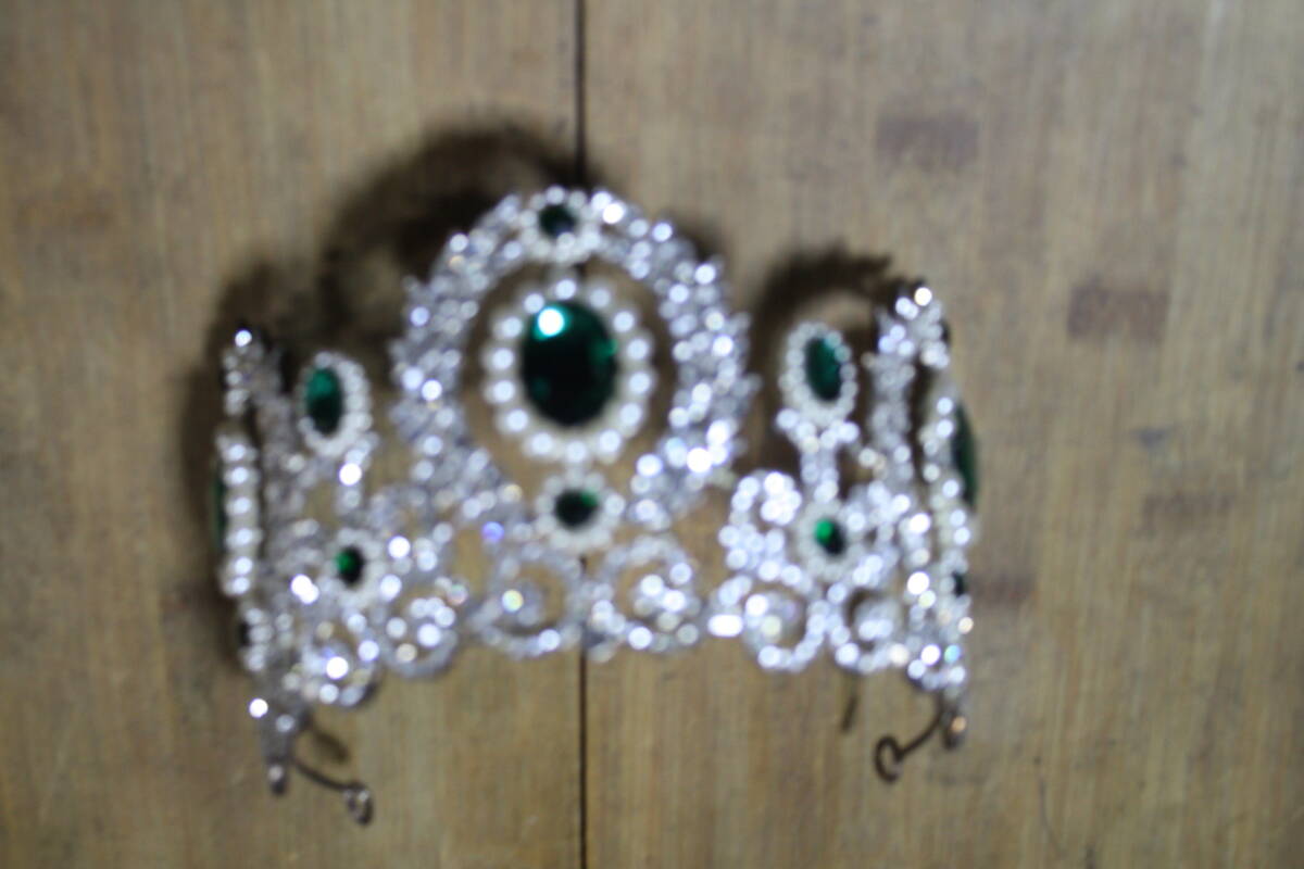 エンタメ　劇、芝居等　小道具　ピカピカ反射　金属　王冠　＆　ティアラ　セット　フリーサイズ　並品　現状_画像6