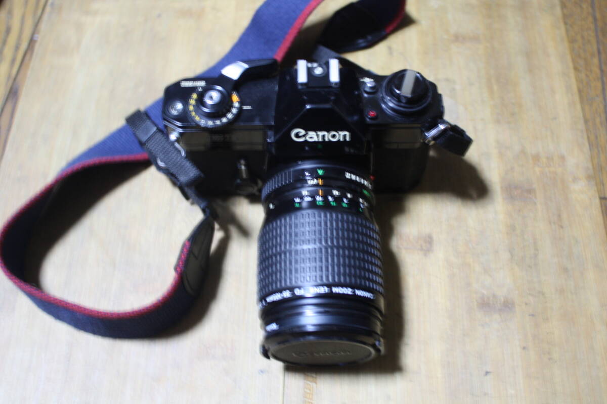 キャノン　Canon　EF　フィルムカメラ　動作品　並上　＋　Canon　ZOOM レンズ　FD 35mm-105mm F3.5-4.5 微チリ　並上_画像1