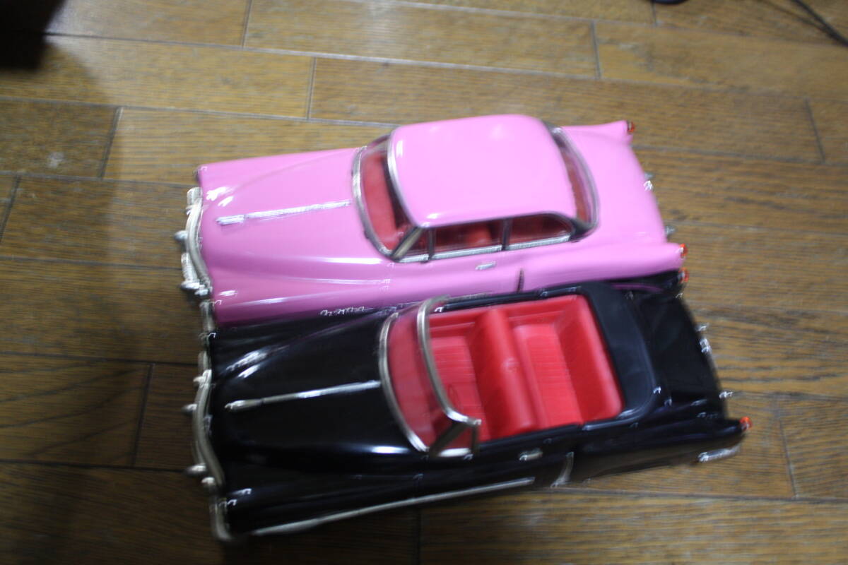 ブリキの自動車 キャデラック 黒 オープンカー、ピンク２ドア ２台セット サイズ ２８ｘ１０ｘ１０Cm 並上 現状 _画像1