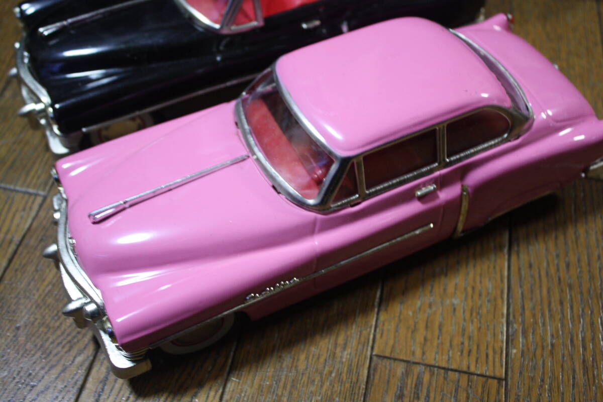 ブリキの自動車 キャデラック 黒 オープンカー、ピンク２ドア ２台セット サイズ ２８ｘ１０ｘ１０Cm 並上 現状 _画像5