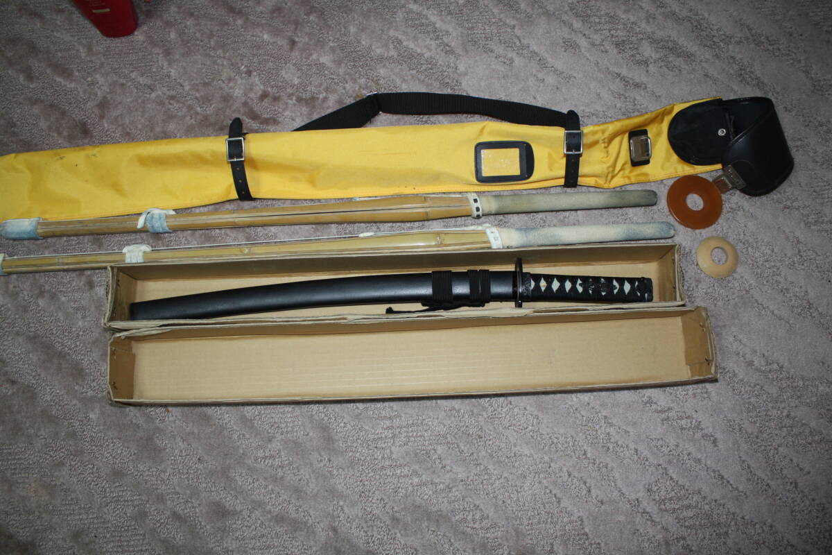 小学生用　竹刀　３０，３２号　２本セット　ケース付き　並品　＆　極上　模造刀　日本刀　小刀　全長70Cm 刀身48Cm 箱付き　現状　　_画像1