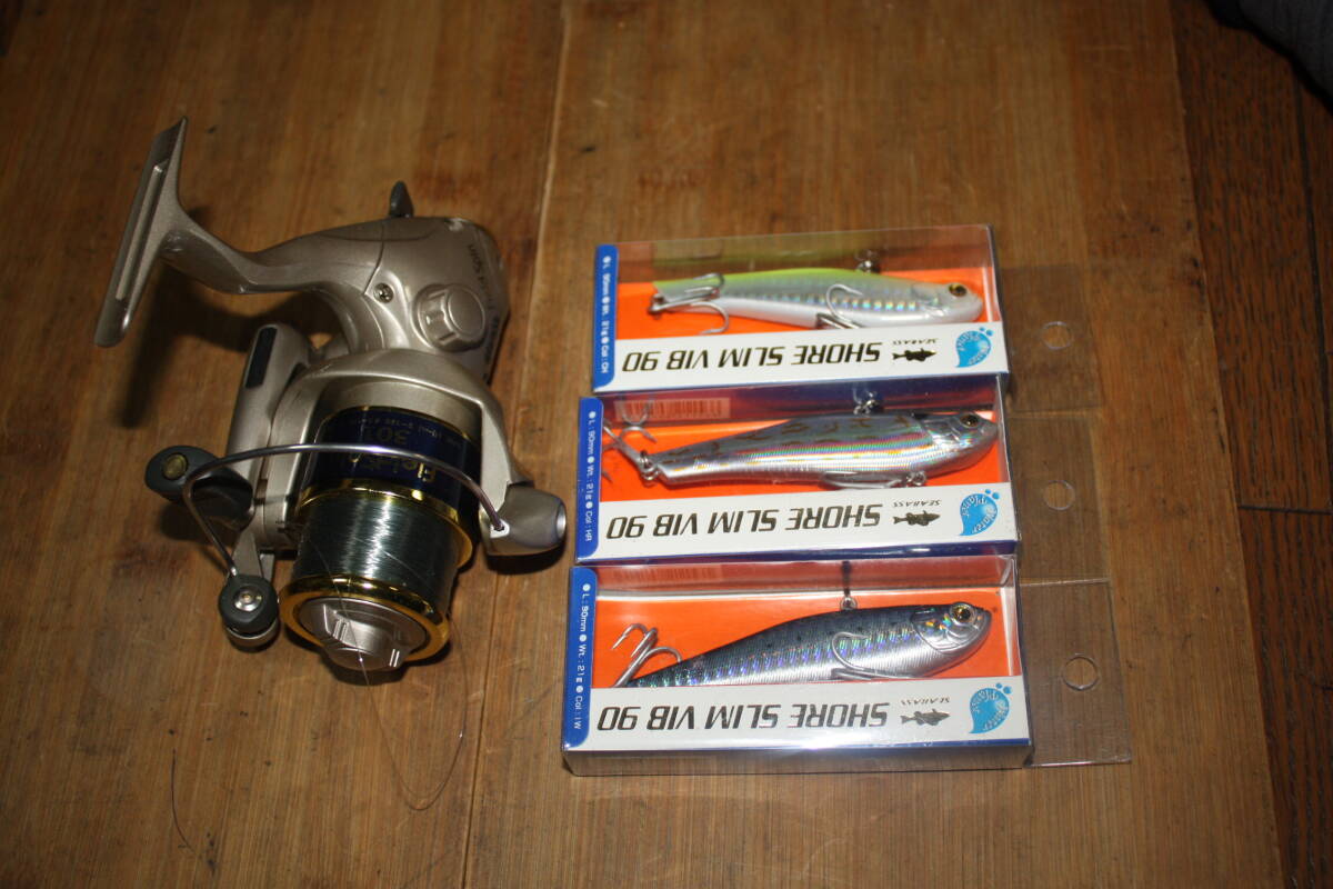 Fieldspin 301 テグス巻付き　リール　美品　＋　未使用　ルアー３本　SHORE SLIM VIB 90　 現状_画像1