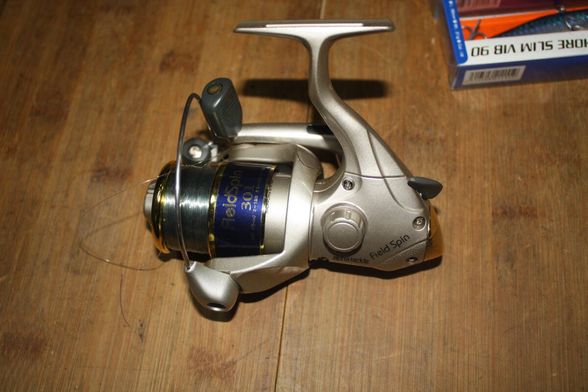 Fieldspin 301 テグス巻付き　リール　美品　＋　未使用　ルアー３本　SHORE SLIM VIB 90　 現状_画像2