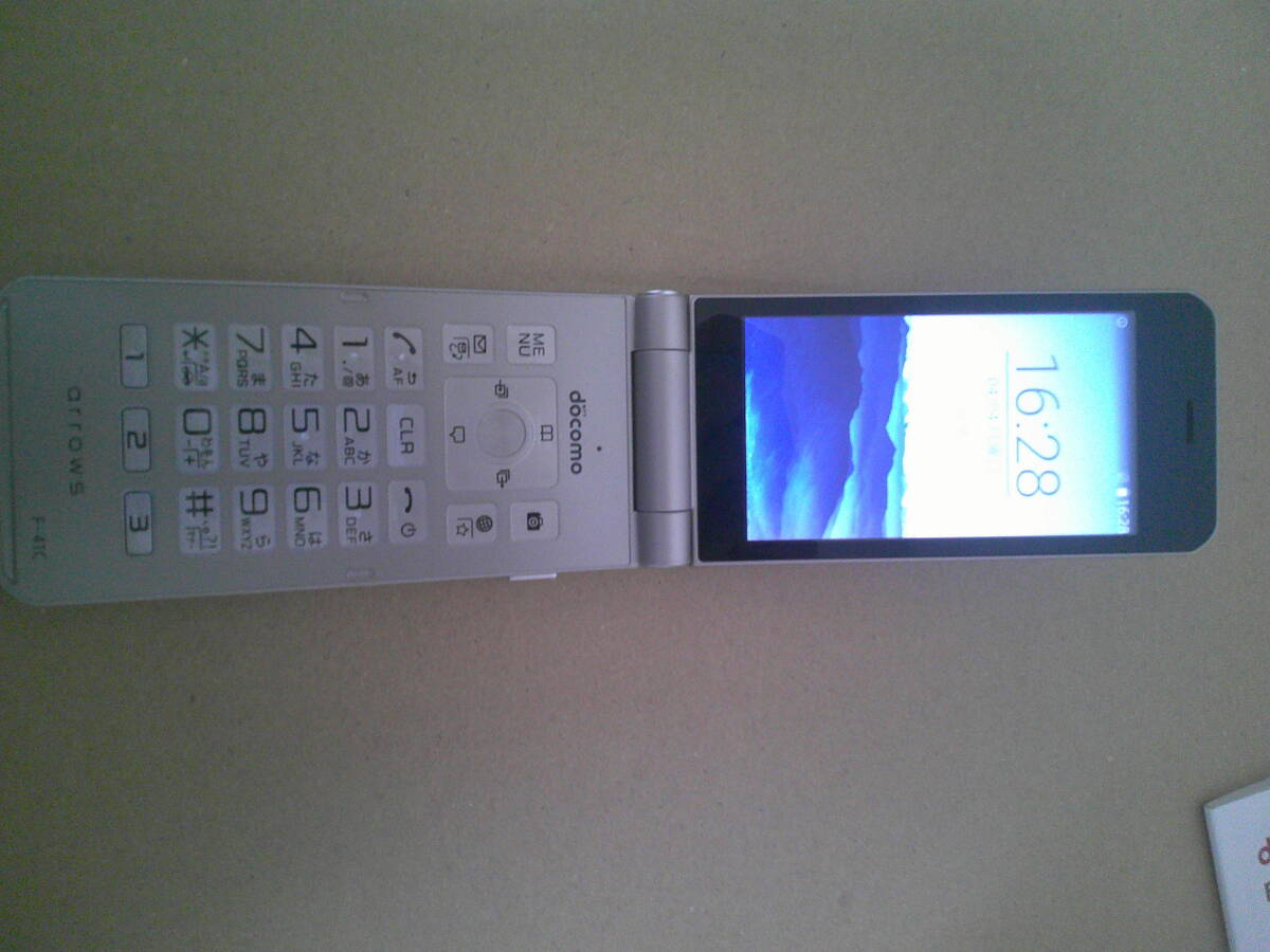 １円スタート　docomo　arrows F-41c ゴールド　ガラケー　残債なし　美品　付属品説明書あり_画像1