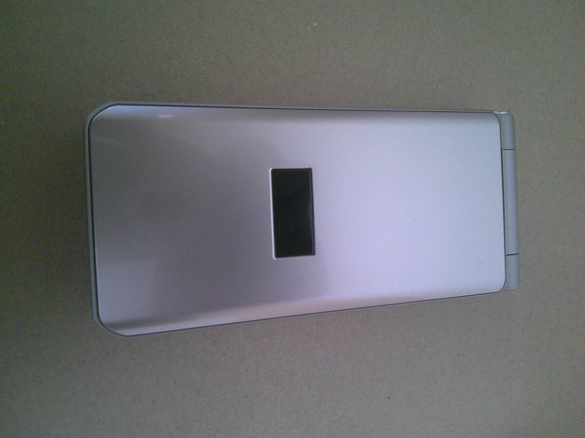 １円スタート　docomo　arrows F-41c ゴールド　ガラケー　残債なし　美品　付属品説明書あり_画像2