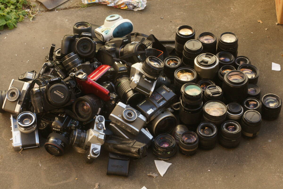 レンズ付き一眼11台+レンズ25本他山盛り完全ジャンクセット_画像1