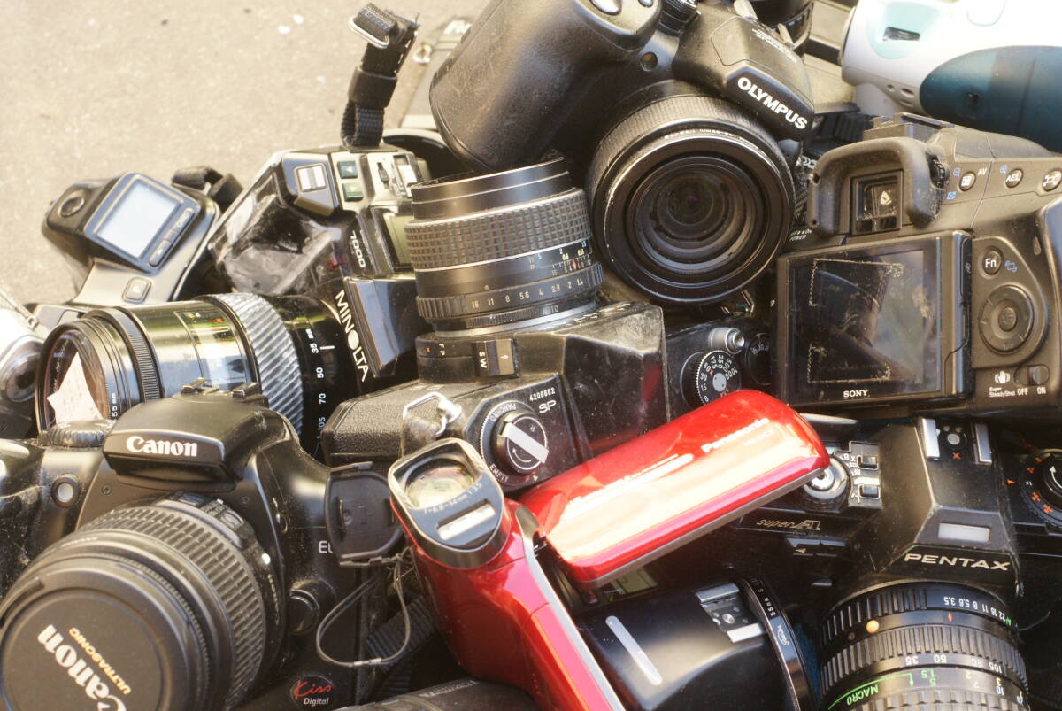 レンズ付き一眼11台+レンズ25本他山盛り完全ジャンクセット_画像9